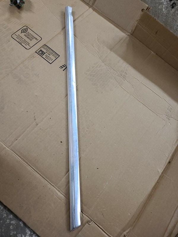 MERCEDES BENZ 220 D/8W115 PASS RIGHT FRONT UPPER DOOR TRIM MOULDING
