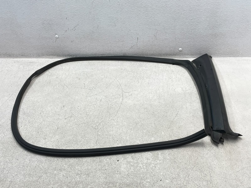 2003-2007 Hummer H2 Front Right Passenger Door Window Weatherstrip Seal 1630 OEM