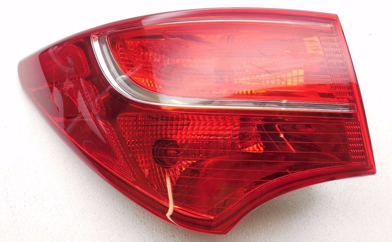 OEM 2013-2015 Hyundai Santa Fe Rear Left Bulb Tail Light Tail Lamp Crack!