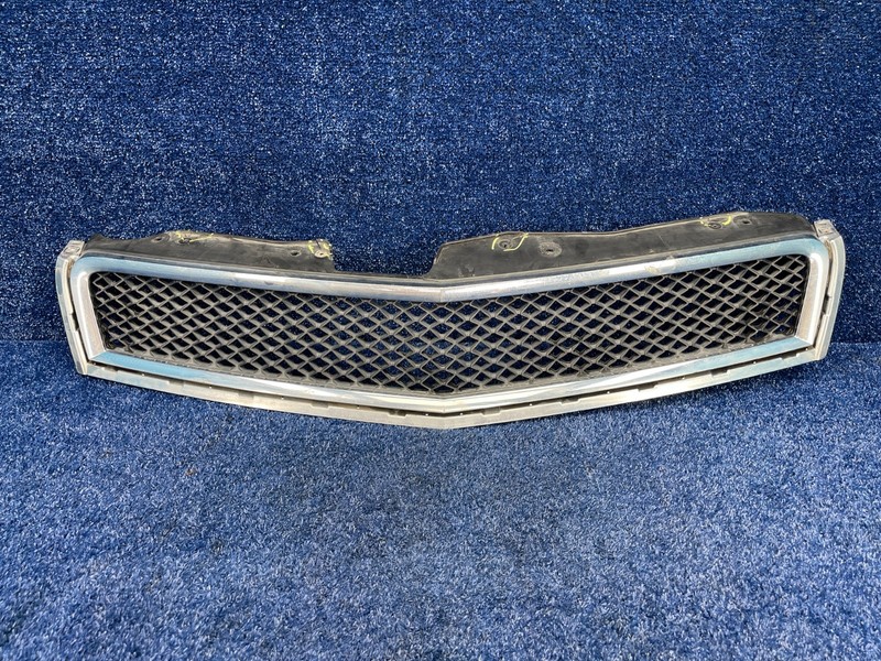 2009-2012 Chevrolet Traverse Upper Front Hood Grille Assembly OEM 15943196