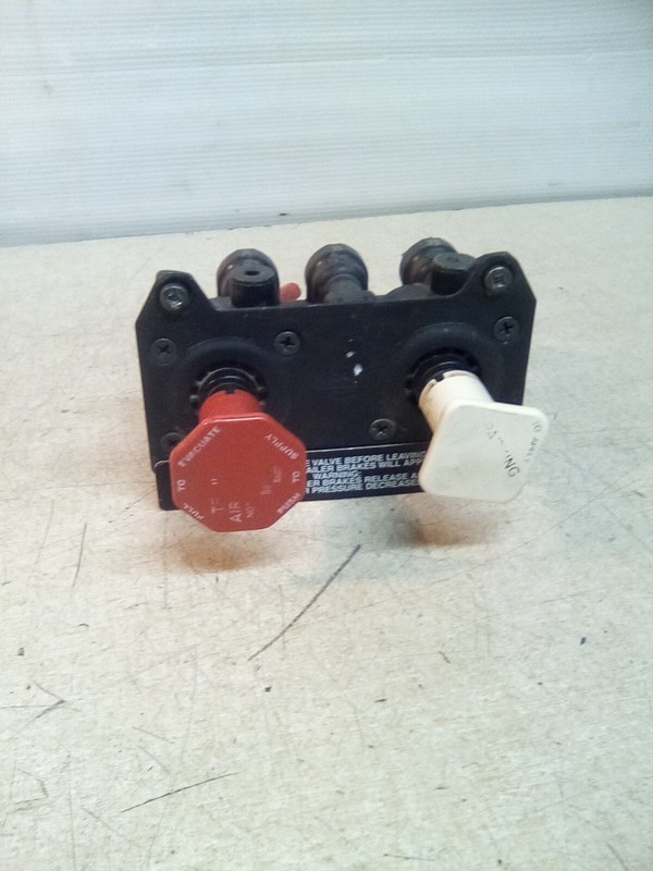 2000 Peterbilt 379 Bendix 5005281, 16932-001 Air Brake Valve