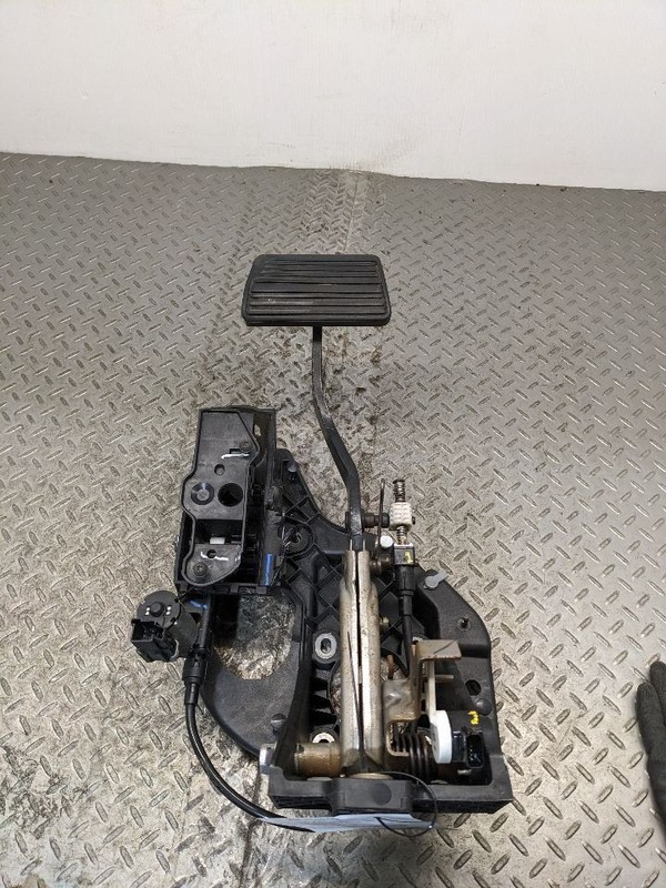 2015 - 2020 CHEVROLET SUBURBAN BRAKE FOOT STOP PEDAL OEM 1183096