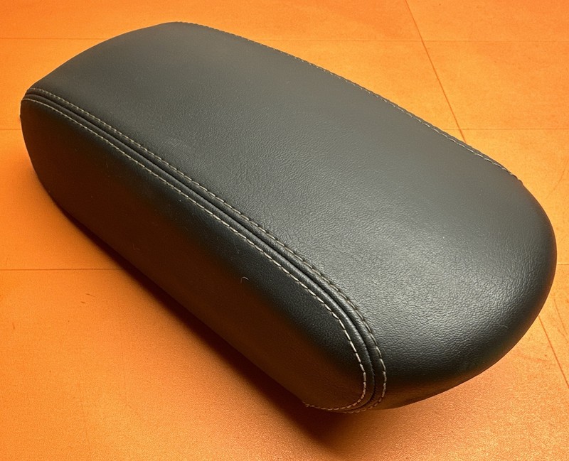 2015 - 2017 JEEP RENEGADE CENTER CONSOLE LID ARM REST BLACK LEATHER OEM SUV