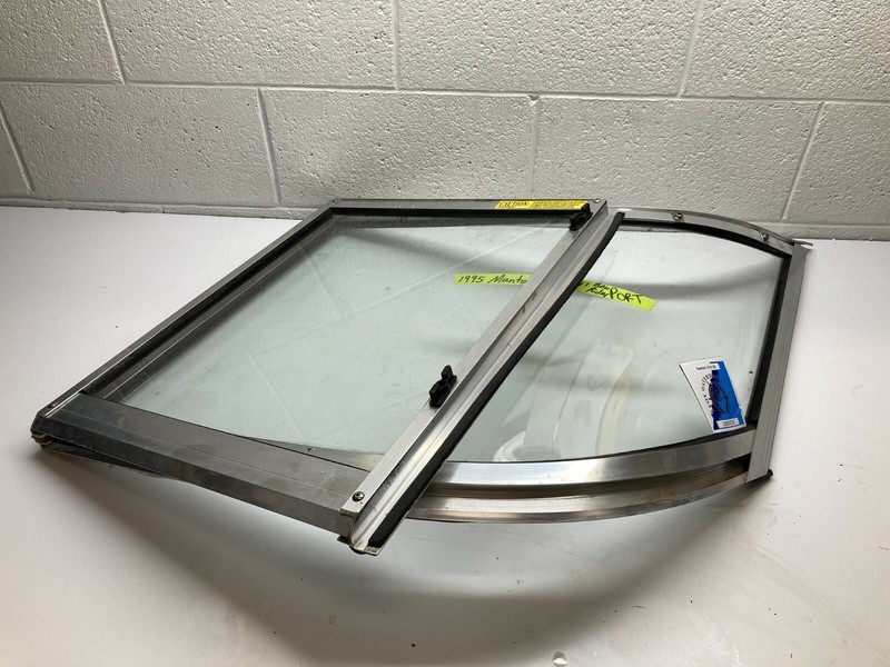Z7 1995 Mantaray 17' Boat Windshield Passenger Left Port