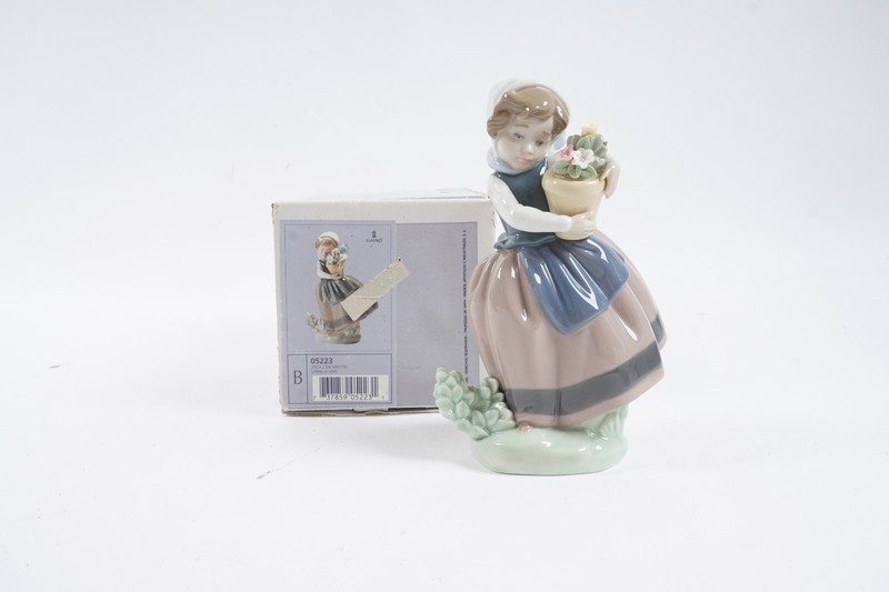 New Lladro "Spring is Here" (Linda Con Maceta) 05223 Retired MIB Girl & Flowers