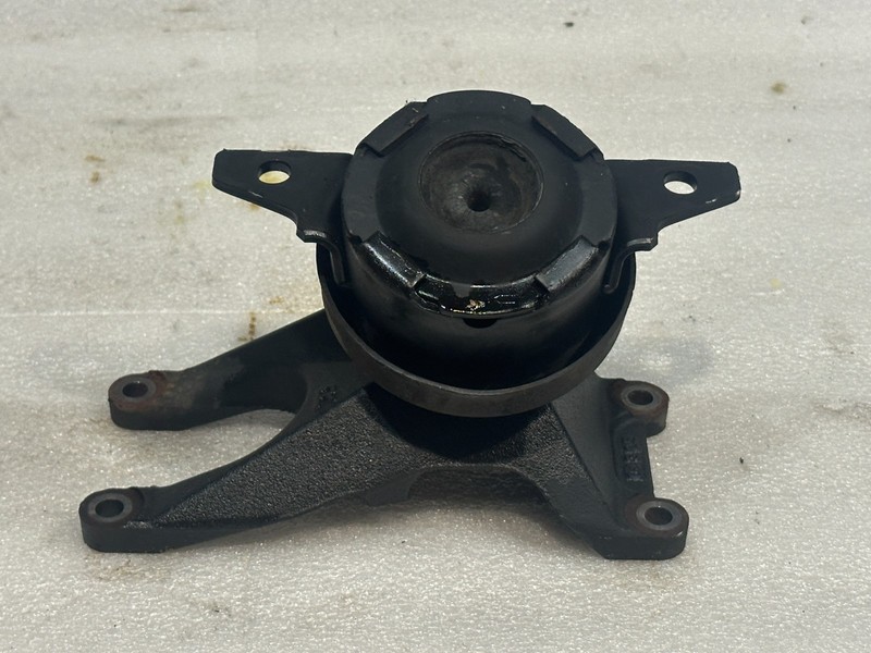 2003 2004 2005 LEXUS GX470 RIGHT FRONT MOTOR ENGINE MOUNT BRACKET