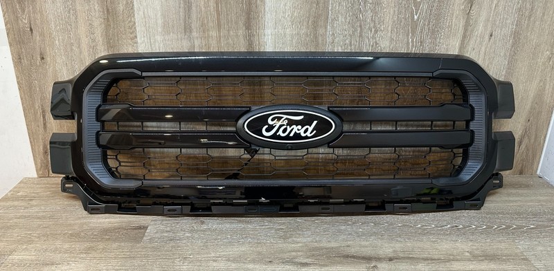 2024-25 FORD F150 FRONT GRILLE W/ CAMERA EMBLEM GLOSS BLACK OEM RL34-8200-G35KBX