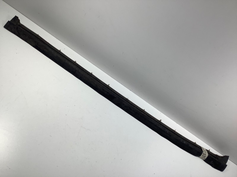 03-08 Honda Pilot RIGHT FRONT BOTTOM Door Rubber Seal 72327-S9V-A01 OEM