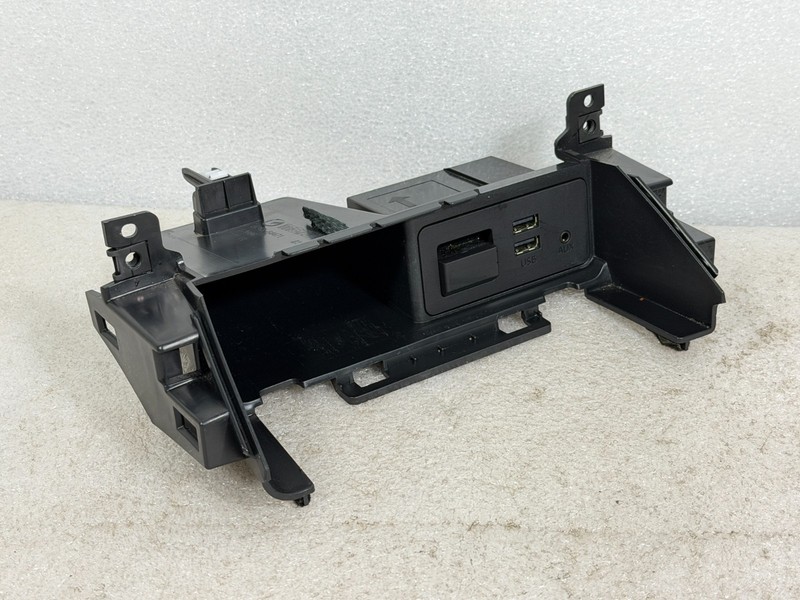 2016-2019 MAZDA MX-5 MIATA USB/AUX INPUT PORT ASSEMBLY