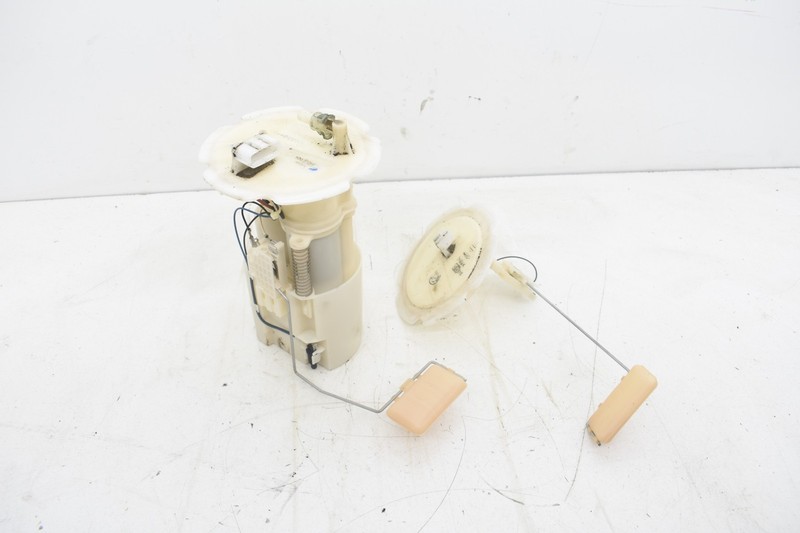 2004 Nissan 350z Fuel Pump Sending Unit Level Sensor Assembly Set OEM KW82