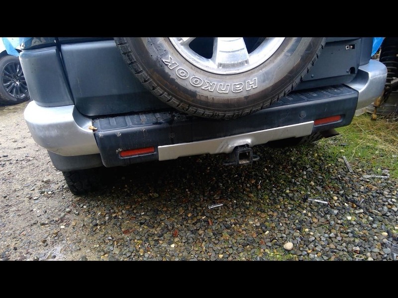 07 08 09 10 TOYOTA FJ CRUISER REAR BUMPER WITH PARK ASSIST BLK-2JW SCRATCHES