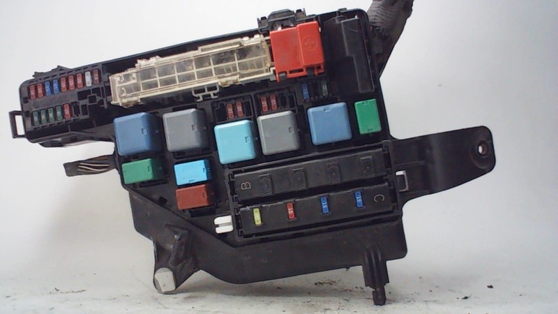 2004-09 Toyota Prius Engine Fuse Relay Box 82641-47010 OEM w/o Fog Light Option