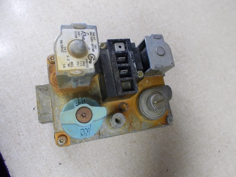 Robertshaw 36E97 Gas Furnace Valve Type 201 *FREE SHIPPING*