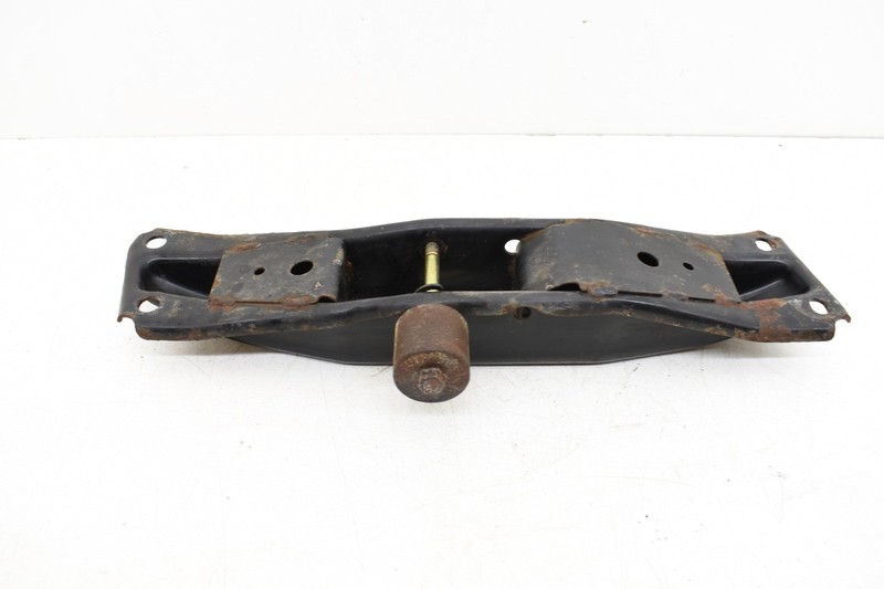 2005 NISSAN 350Z MANUAL TRANSMISSION CROSS MEMBER MOUNT BRACKET SUPPORT OEM KW62