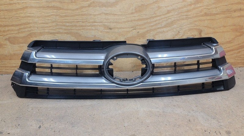 2017 2018 2019 Toyota Highlander LE XLE Front Bumper Upper Grille "DAMAGED" OEM