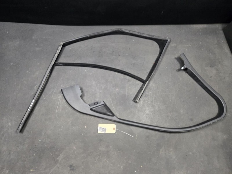 2PC Front Left Door Window Trim + Weatherstrip Set 2018 Range Rover Velar 19-22