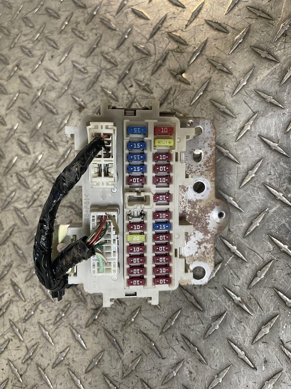 2005 - 2012 NISSAN FRONTIER 4.0L Cabin Fuse Relay Junction Box OEM