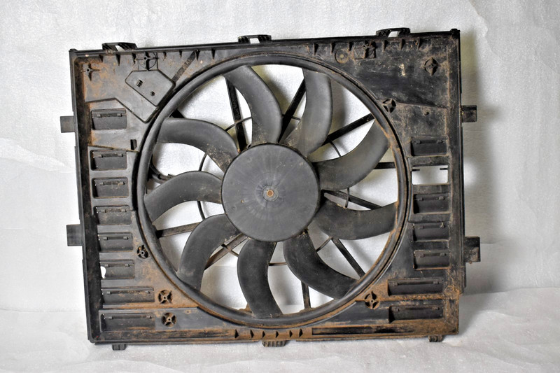 2011-2018 PORSCHE CAYENNE S HYBRID Engine Cooling Fan Motor Assembly 7P0-121-207