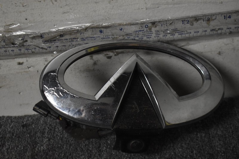 2013 INFINITI JX35 GRILLE EMBLEM WITH CAMMERA FACTORY OEM