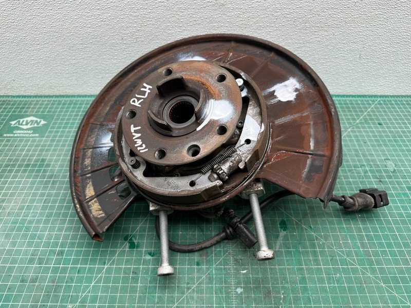 11-17 Volkswagen Touareg REAR LEFT DRIVER SIDE SPINDLE KNUCKLE W/ HUB OEM