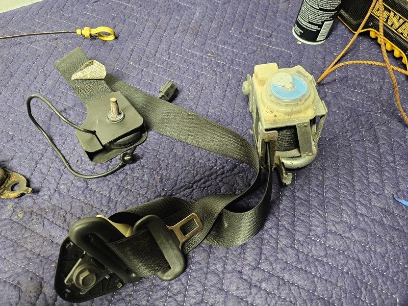 2005 FORD MUSTANG FRONT RIGHT PASSENGER SIDE SEAT BELT HARNESS RETRACTOR RH R 05