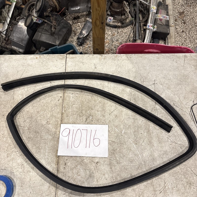 2004-2008 Ford F150 SuperCab DOOR GLASS WINDOW SEAL RUBBER Front Right RH OEM