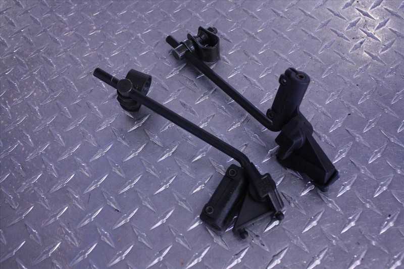 1983 YAMAHA XV 920 VIRAGO WINDSHIELD WIND SCREEN MOUNT BRACKETS PAIR XV920 83
