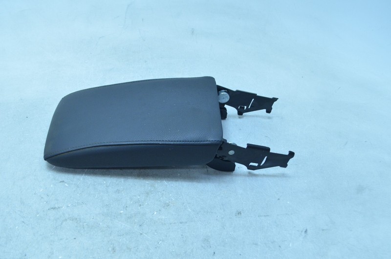 11-18 VOLKSWAGEN JETTA CENTER CONSOLE ARMREST LID COVER BLACK OEM