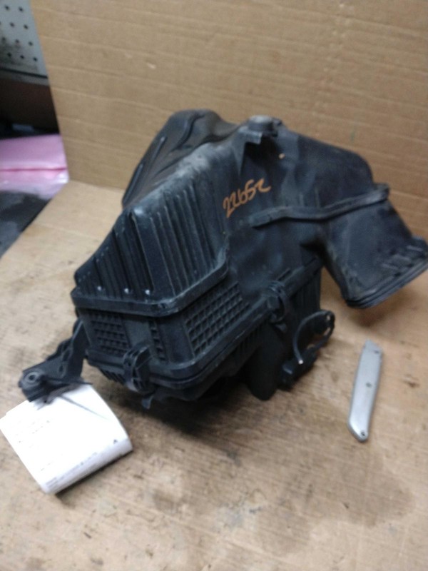 Used Air Cleaner Assembly fits: 2015 Hyundai Genesis Cpe 3.8 Grade B