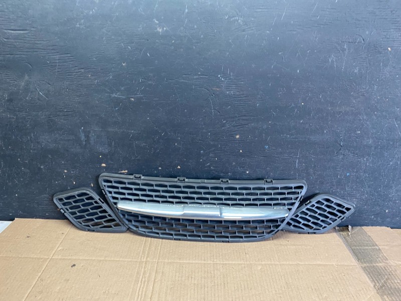 2005 to 2009 Saab 9-7x Front Upper LH Center RH Set Grille Grill OEM Q0504 DG