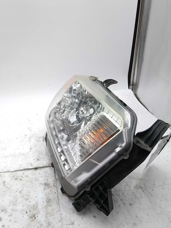 2014-2016 Toyota Tundra Right Headlight Assembly White OEM Used 31818