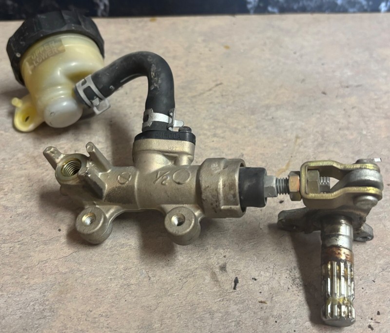 2002 Suzuki Katana GSX750F GSX 750F Rear Back Brake Master Cylinder Reservoir Z6