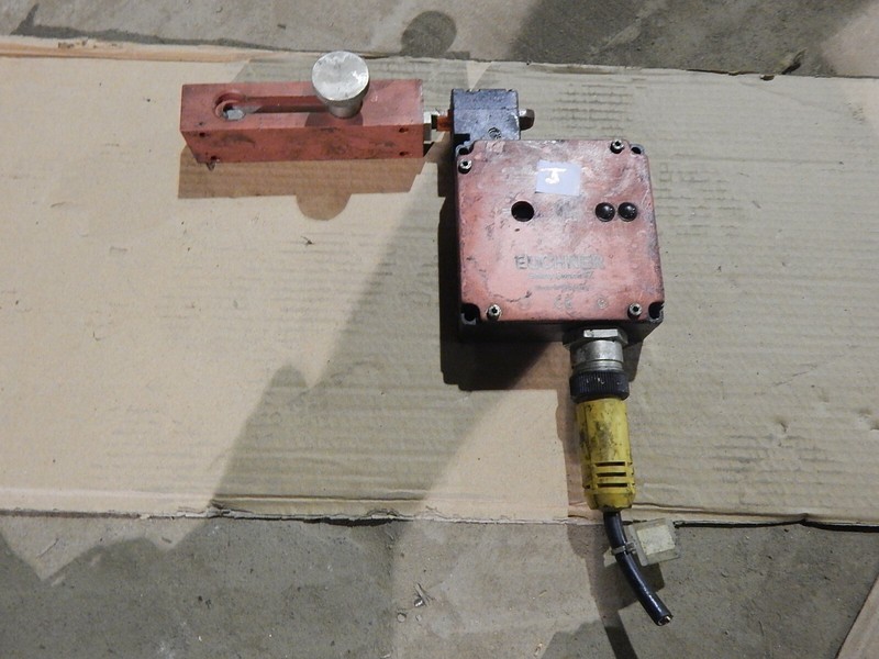 Euchner TZ1LE024BHA C1808 Safety Switch "J" w/ 057-770 Tool Holder