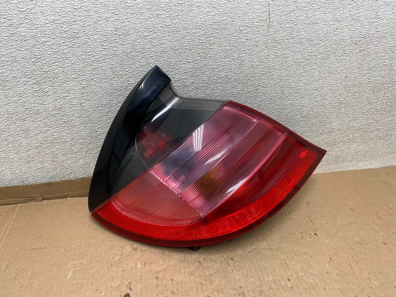 2002 to 2004 Mercedes C-Class Coupe Left Driver LH Side Tail Light U8604 DW