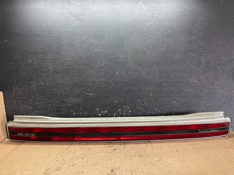 1986 to 1987 Buick Somerset Skylark Trunk Rear Center Tail Light Panel Z5924 DG