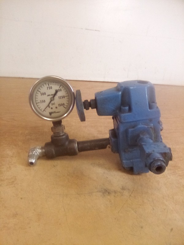 Vickers XT-03-B-20 Hydraulic Valve W/Valley Instrument 0-1500 PSI Gauge