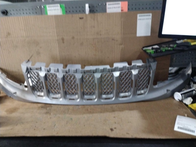 2015 Jeep Compass OEM Grille Black 4DR SUV 68109865AA 76000 Miles Used