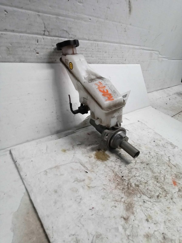 2017 Hyundai Santa Fe Brake Master Cylinder OEM Black 585102W800 103K Miles