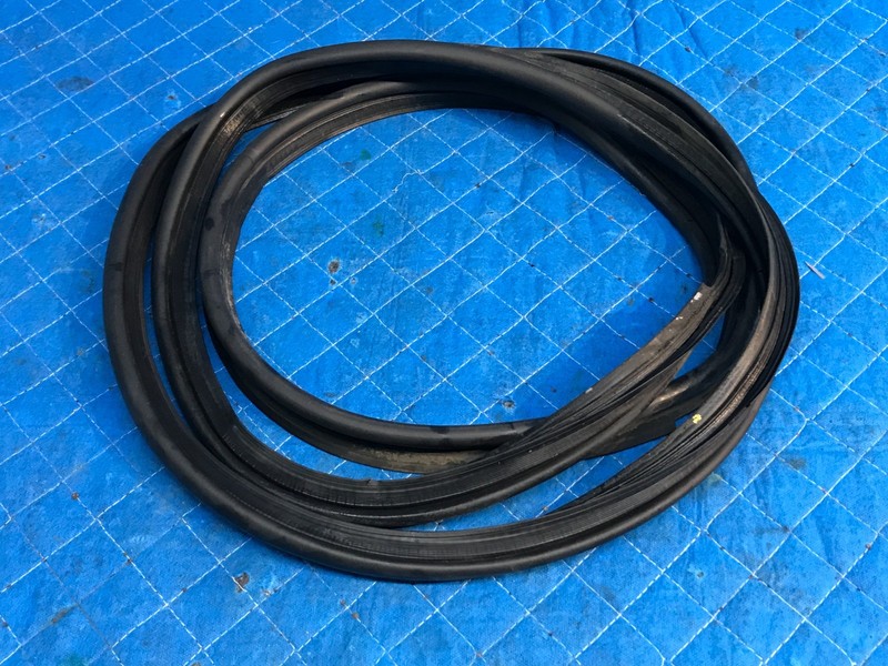 01-06 LEXUS LS430 REAR TRUNK LID LUGGAGE WEATHER STRIP SEAL OEM
