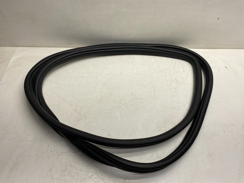 2014-2016 JEEP GRAND CHEROKEE RIGHT FRONT DOOR BODY MOUNTED WEATHER SEAL RUBBER