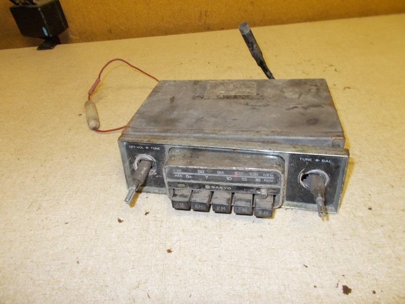 Vintage Sanyo Radio In-DashR-477504 13170443 *FREE SHIPPING*