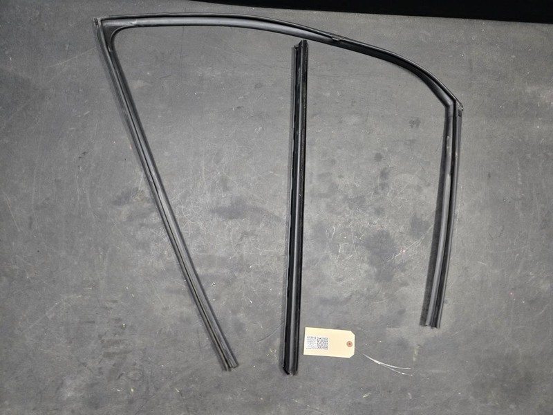 2PC Front Right Door Window Run + Belt Weatherstrips Set 2022 Nissan Rogue 21-25