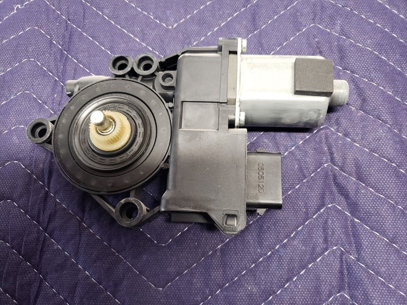 09-14 Hyundai Genesis Sedan Front Right Side Window Regulator Motor 82460-3M000