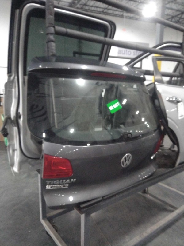 Used Deck Lid fits: 2014 Volkswagen Tiguan spoiler w/o sport package w/o camera