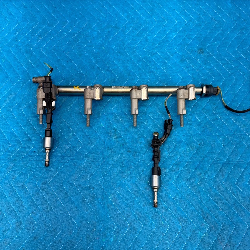 10–12 Range Rover L322 Right High Pressure Fuel Injector Rail W/ 2 Injectors OEM