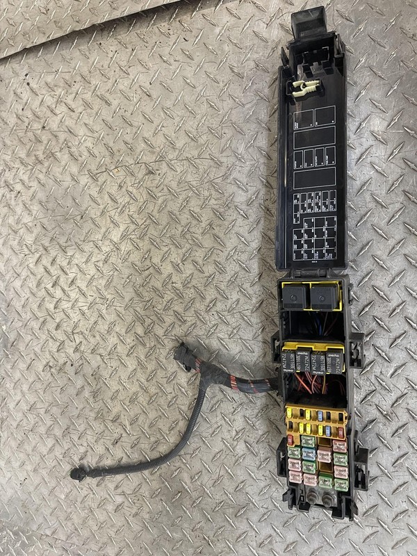 2004-2006 Dodge Durango Engine Fuse Box 4.7L Oem Tested
