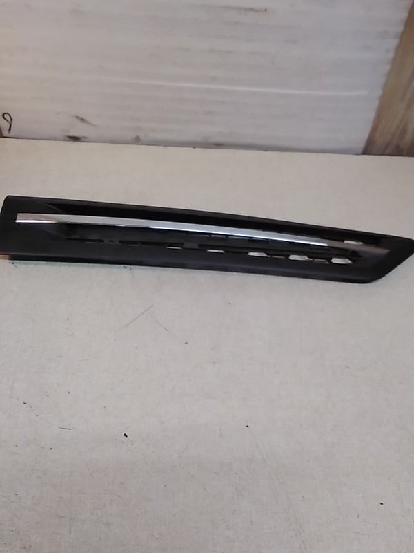 Freightliner RH Hood Vent 17-21069-001