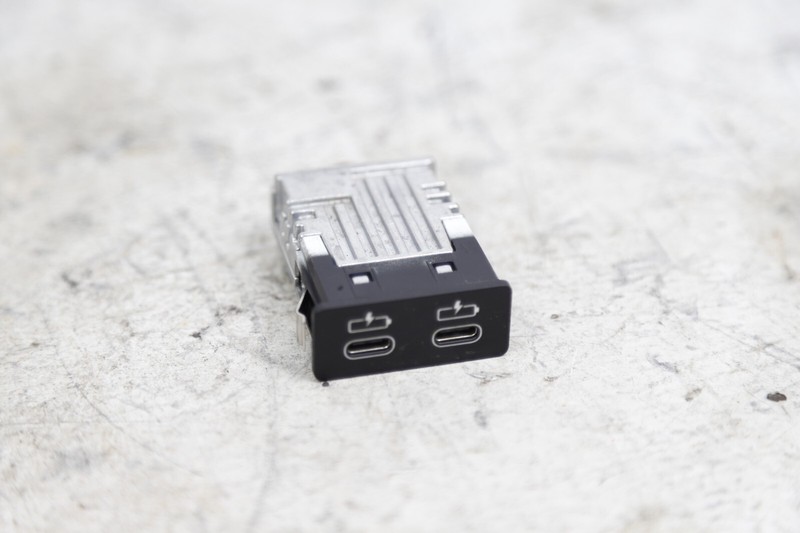 BMW G20 G11 G12 X1 F48 X2 F39 X3 G01 X4 G02 F44 DOUBLE USB SOCKET PORT PLUG