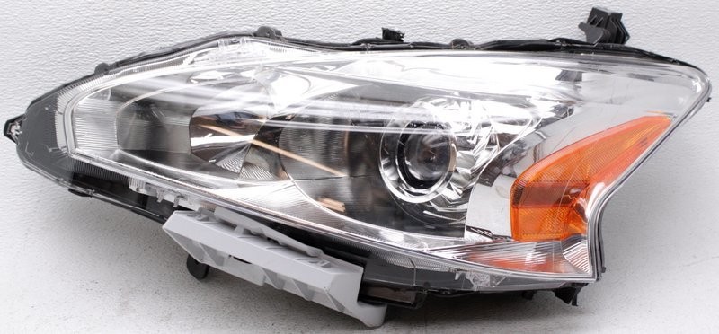 OEM Nissan Altima Sedan Left Driver Side Halogen Headlamp Lens Scratches