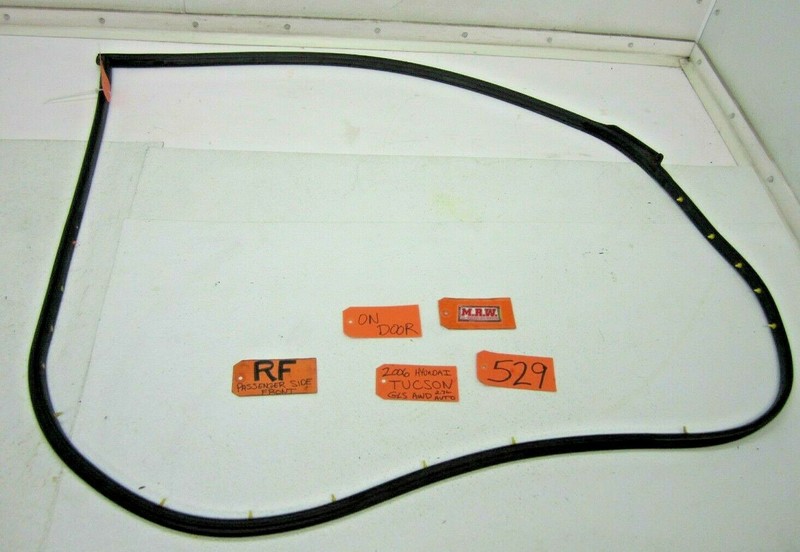 RUBBER SEAL WEATHER STRIP RIGHT PASSENGER FRONT DOOR PANEL RF FITS 05-09 TUCSON